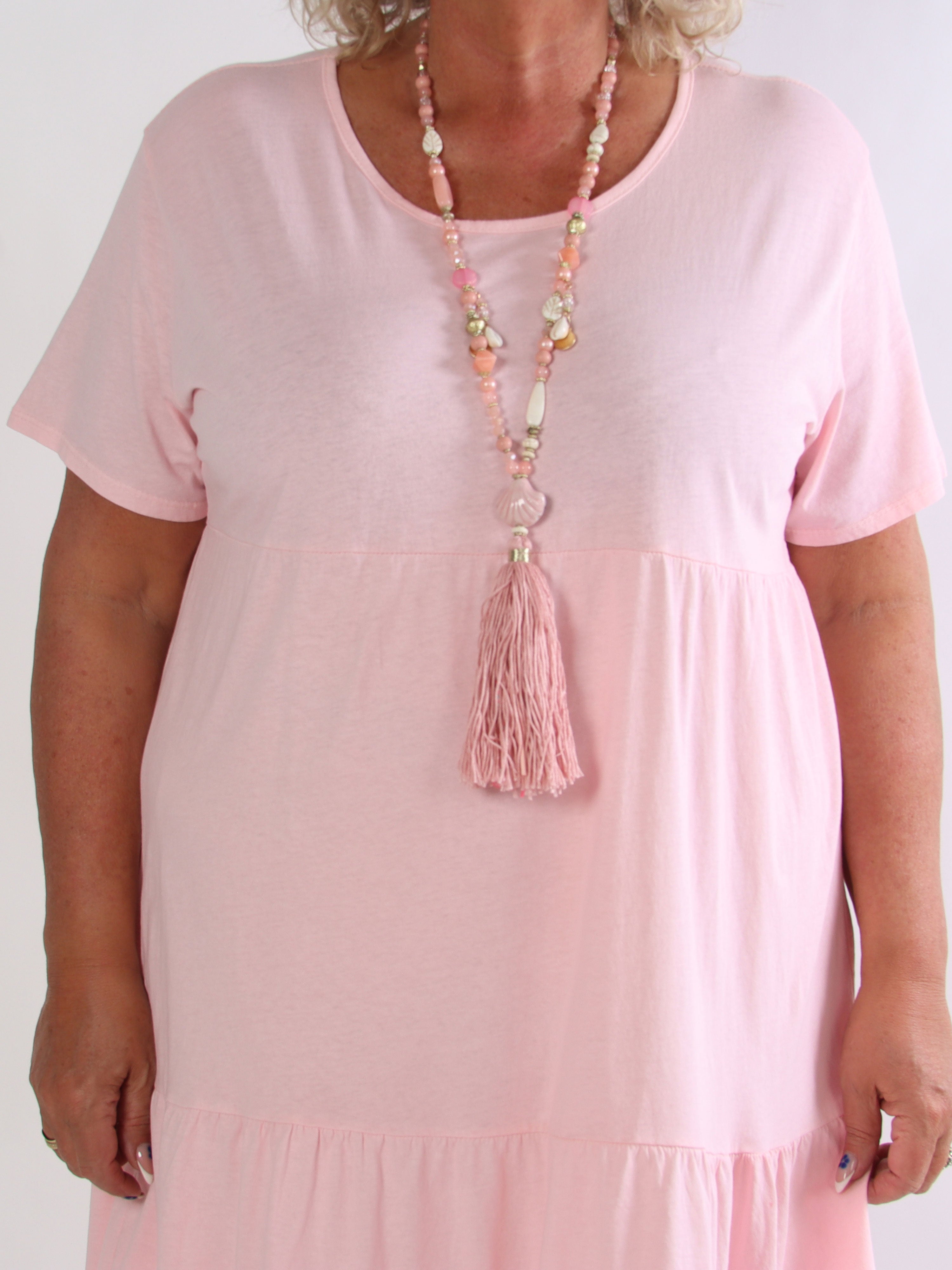 Laiba - Plus size kjole i bomuld med t-shirt ærmer og broderet flæsekant forneden